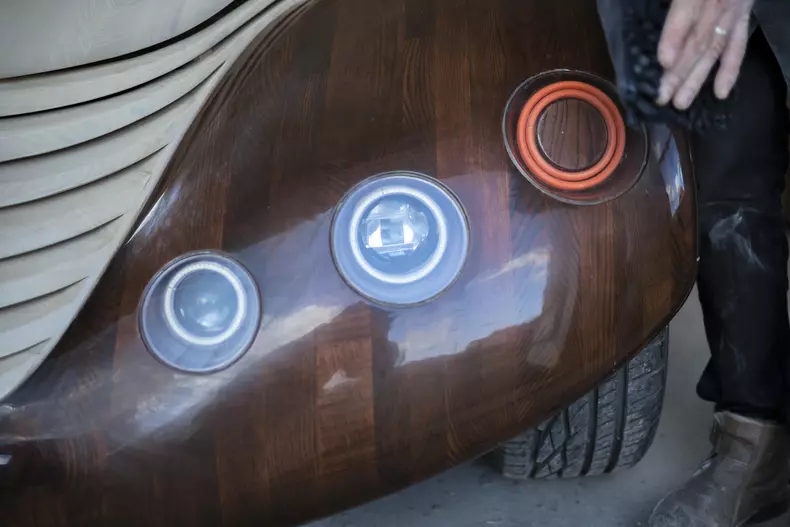 Un român a construit o mașină de lemn