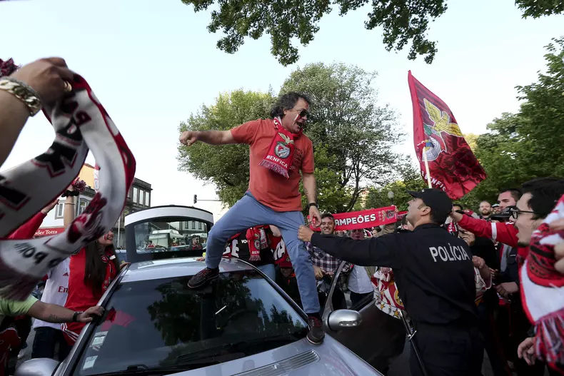 Benfica wins the Portuguese Soccer First League title