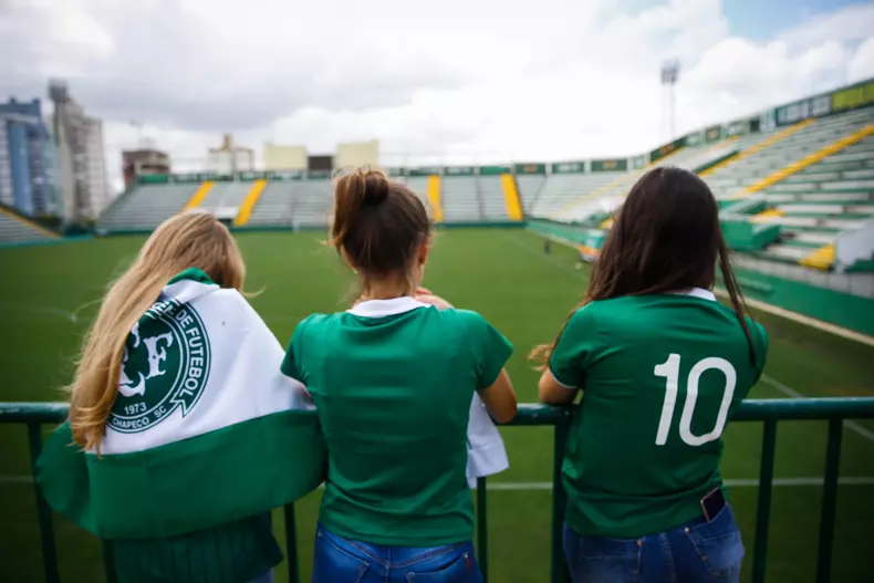 Supporters of Chapecoense honor the players at team's stadium