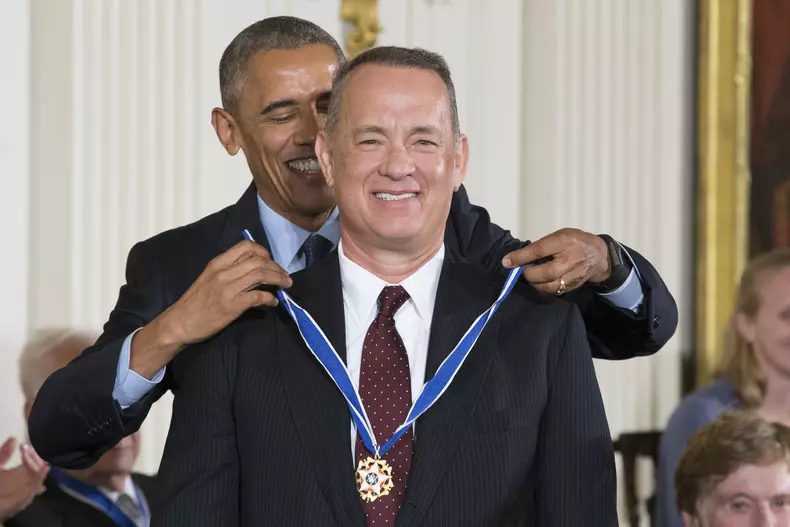 Barack Obama l-a decorat pe Tom Hanks