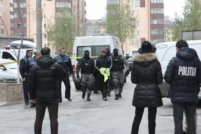 ionel ionescu încadrat de mascati, la reconstituire