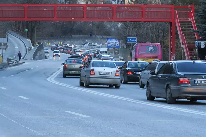O femeie a căzut de pe podul care supratraversează DN1, în zona orașului Câmpina
