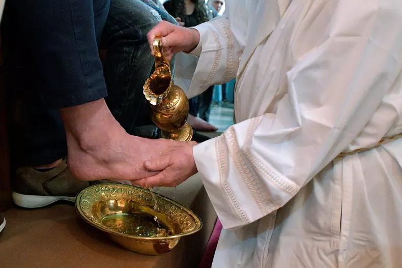 Papa Francisc a spălat picioarele unor deținuți. Suveranul Pontif, în vizită la un penitenciar cu foști mafioți