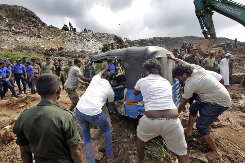 Un munte de gunoi s-a prăbușit în Sri Lanka