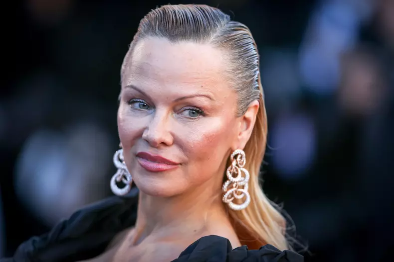 Pamela Anderson, de nerecunoscut la Cannes