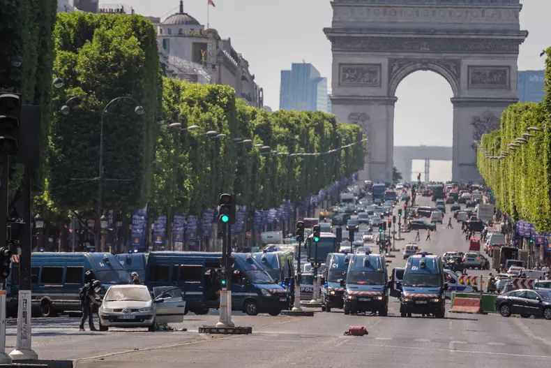 Tentativă de atentat în Paris, pe Champs-Elysees