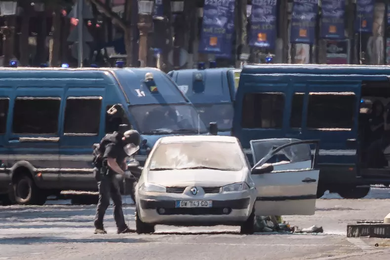 Tentativă de atentat în Paris, pe Champs-Elysees