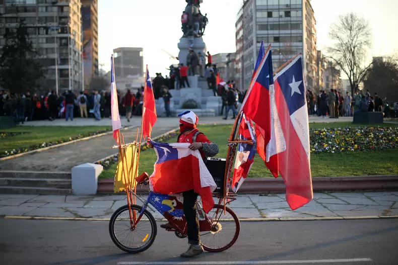 Chileans celebrate the passing to the final of the 2017 FIFA Confederations Cup