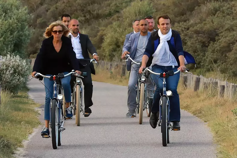 Emmanuel și Brigitte Macron, la plimbare cu bicicleta