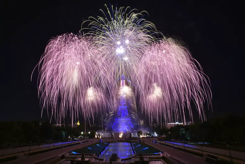 spectacol de artificii impresionant la Turnul Eiffel
