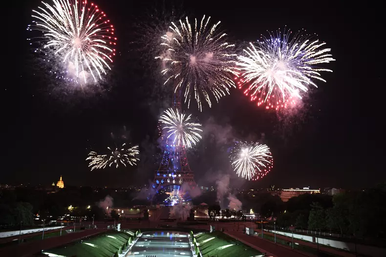 spectacol de artificii impresionant la Turnul Eiffel