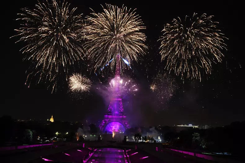 spectacol de artificii impresionant la Turnul Eiffel