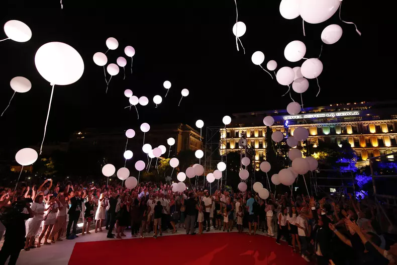 Promenade des Anglais, iluminată în memoria victimelor atacului din Nisa, Franța