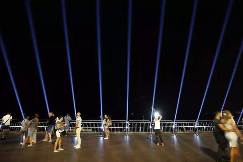 Promenade des Anglais, iluminată în memoria victimelor atacului din Nisa, Franța