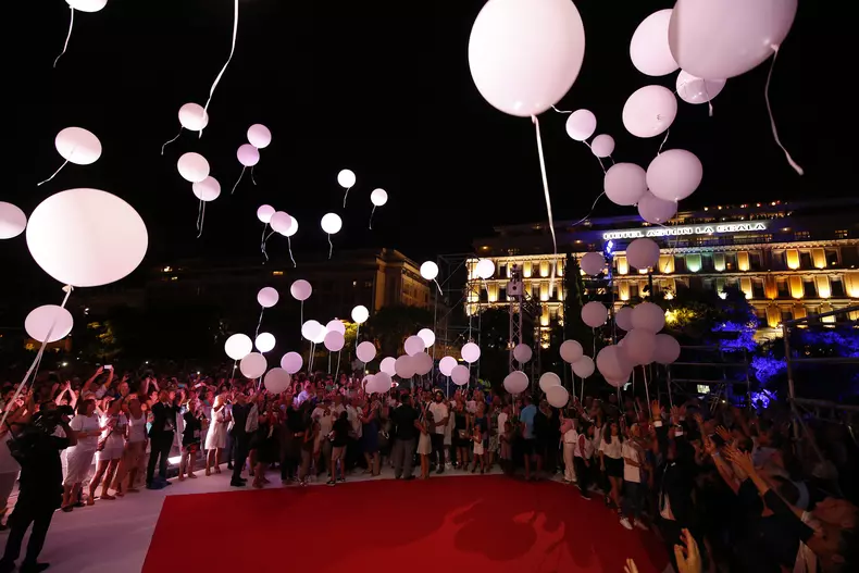 Promenade des Anglais, iluminată în memoria victimelor atacului din Nisa, Franța