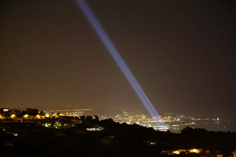 Promenade des Anglais, iluminată în memoria victimelor atacului din Nisa, Franța