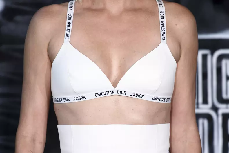 Charlize Theron a apărut în sutien pe covorul roșu