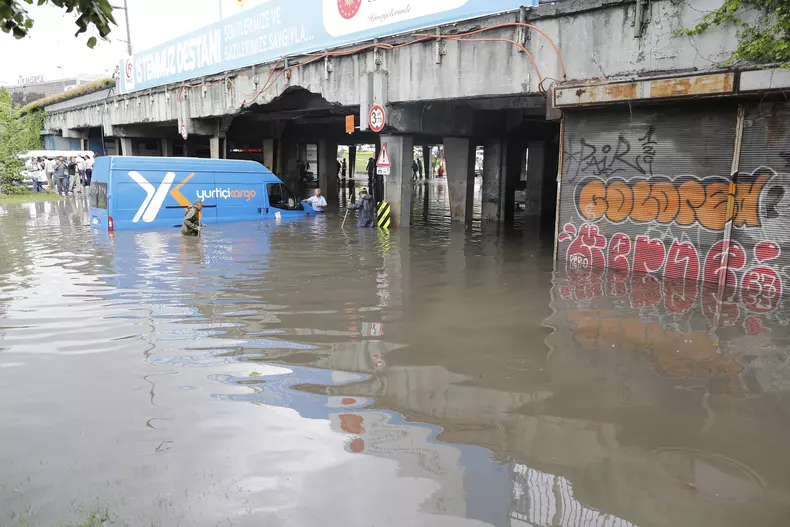 Istanbul inundat în urma ploilor torențiale