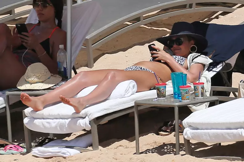 Jessica Alba, cu burtica la soare