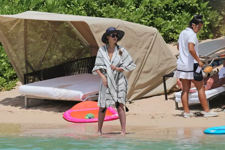 Jessica Alba, cu burtica la soare