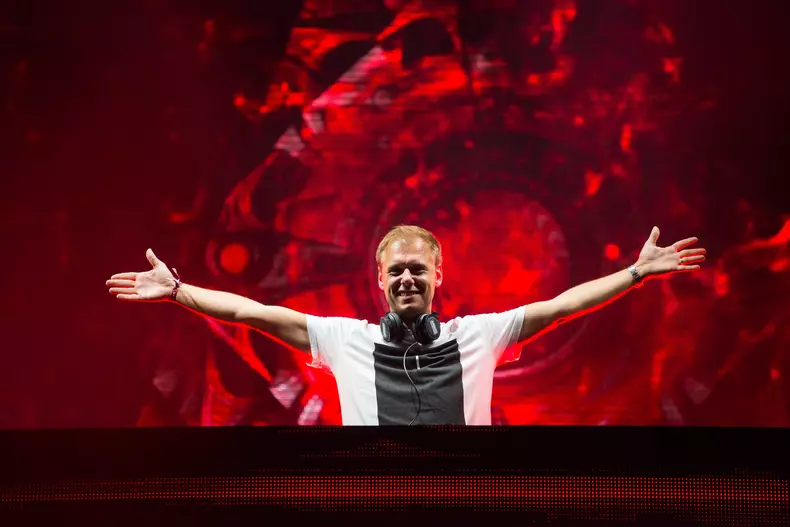 A treia zi la Untold 2017_armin van buuren (28)