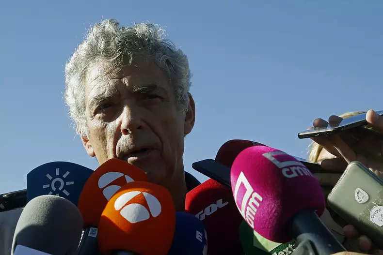 VILLAR AND HIS SON LEAVE SOTO DEL REAL PRISON