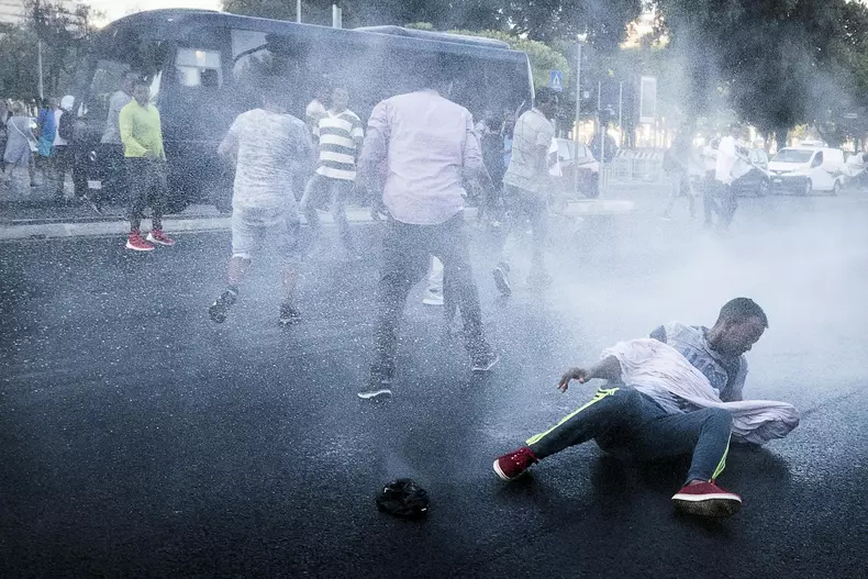 Bătaie la Roma, între poliție și refugiații care au ocupat o piață