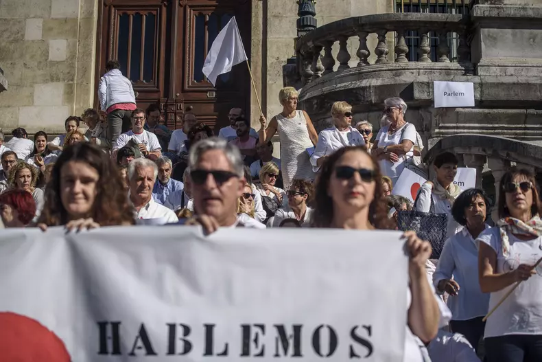 Criză în Spania | Zeci de mii de oameni au mărșăluit în Madrid pentru unitatea țării