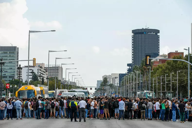 Criză în Spania | Mii de oameni au ieșit în stradă în semn de protest față de arestarea a doi lideri catalani