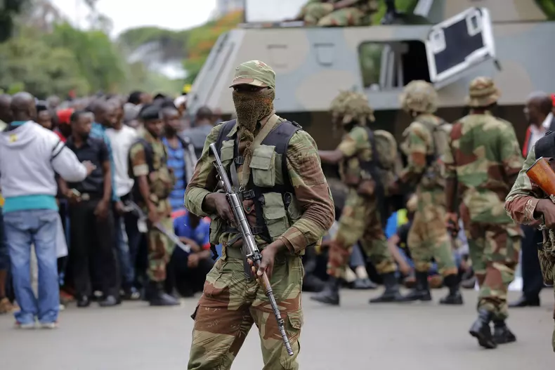 Criză în Zimbabwe: Mii de oameni au ieșit pe străzi pentru cere demisia lui Robert Mugabe