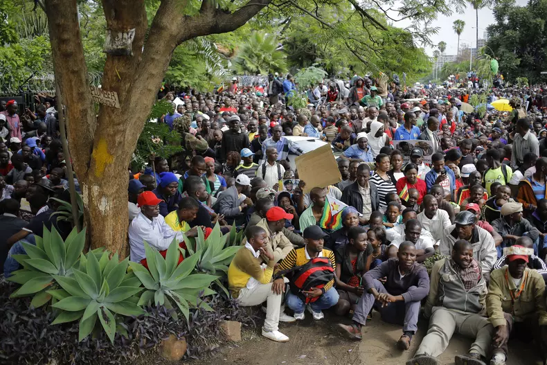 Criză în Zimbabwe: Mii de oameni au ieșit pe străzi pentru cere demisia lui Robert Mugabe