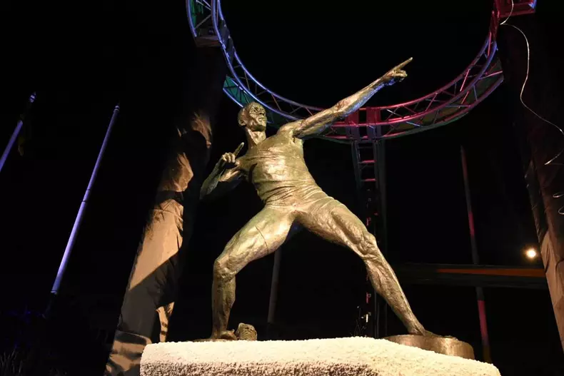 statuie usain bolt