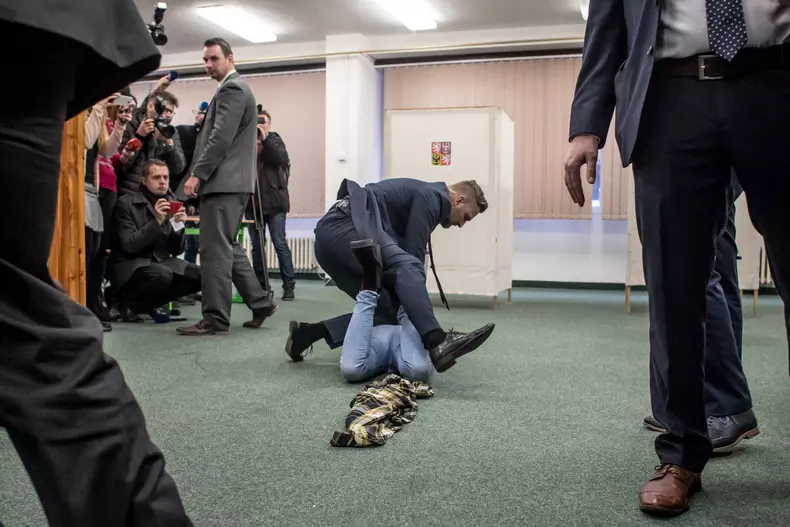 Incident la alegerile prezidențiale din Cehia: O tânără topless l-a atacat pe președintele Milos Zeman