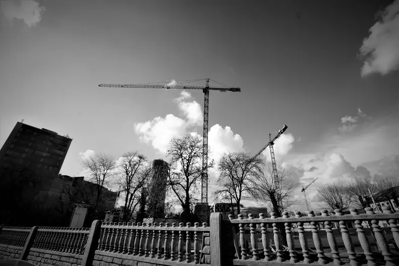 Macarele, fac parale. Deși zona și-a atins potențialul maxim de dezvoltare, lăcomia dezvoltatorilor calcă limita urbanismului.