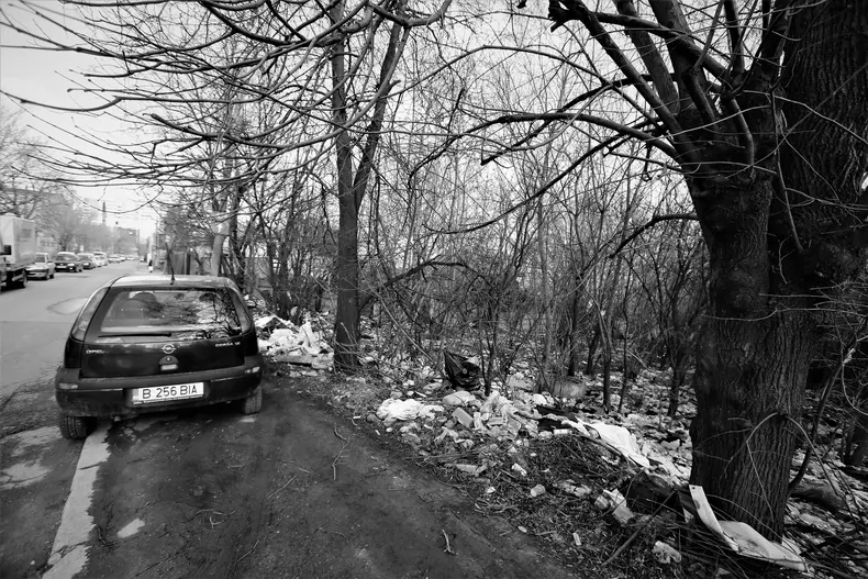 Pubelă în aer liber. Gunoiale stăpânesc periferia cartierului de afaceri Pipera.