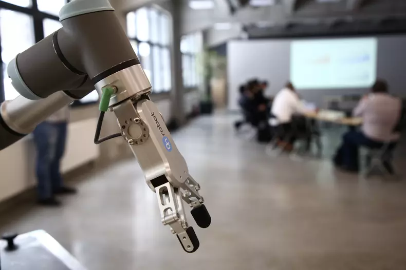 roboti colaborativi romanii colegi de serviciu cu robotii (1)