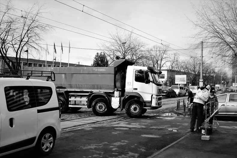 Santierele din zona isi pun amprenta pe trafic. Camioanele intind nervii soferilor de autoturisme.