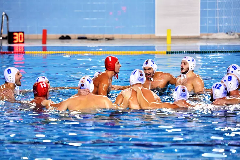 Poloistii stelisti se incurajeaza la inceputul partidei