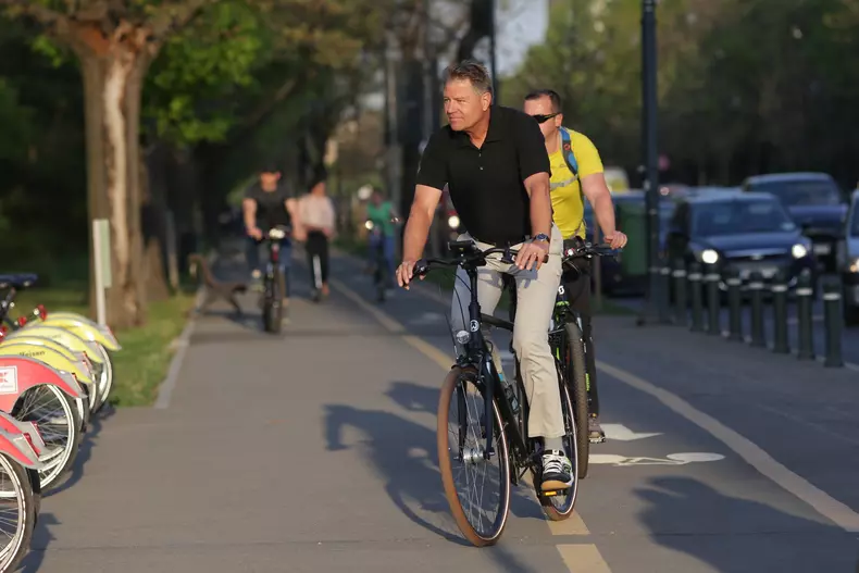 Klaus Iohannis, plimbare cu bicicleta în Herăstrău