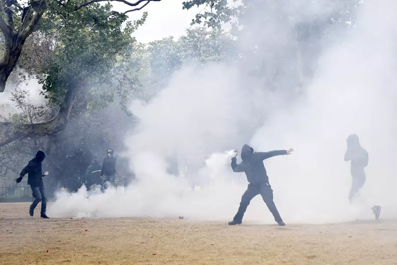 Incidente violente la Paris, in timpul manifestatiilor de 1 mai