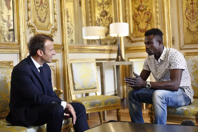 Ce i-a promis Emmanuel Macron lui Mamoudou Gassama