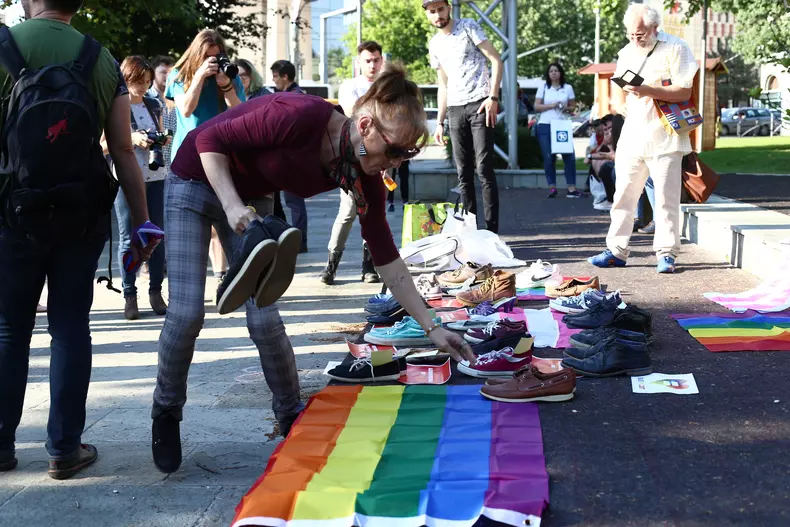 Pantofi, expuși în Piața Universității pentru a sprijini comunitatea LGBT (2)