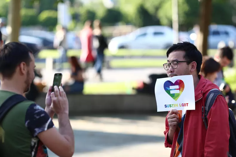 Pantofi, expuși în Piața Universității pentru a sprijini comunitatea LGBT (6)