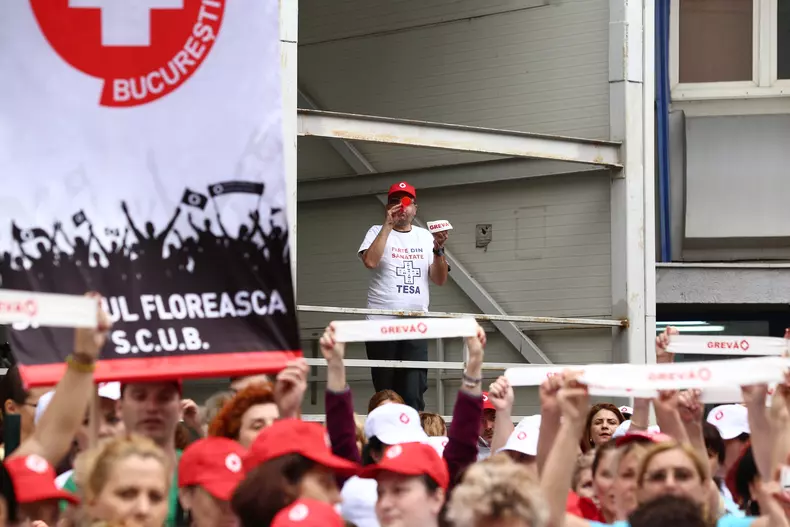 Angajații din Sănătate au protestat în fața spitalului Floreasca din București. Foto: Vlad Chirea