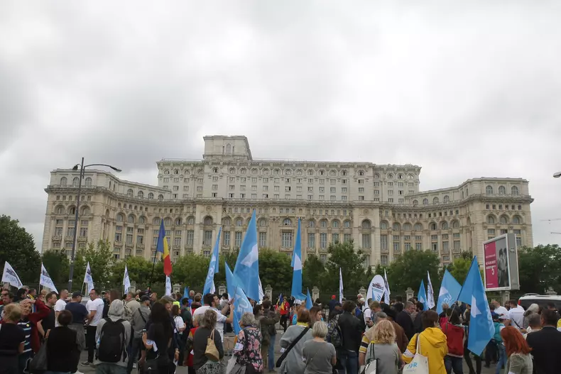Proteste la Palatul Parlamentului în ziua moțiunii de cenzură