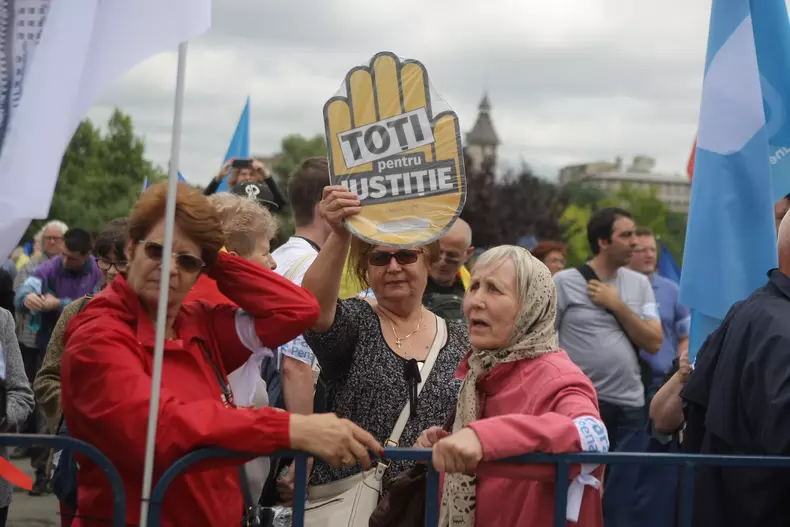 Protest în Piața Victoriei din București, după adoptarea Codului Penal