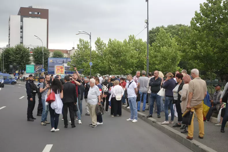 Susținători PSD în fața Palatului Parlamentului