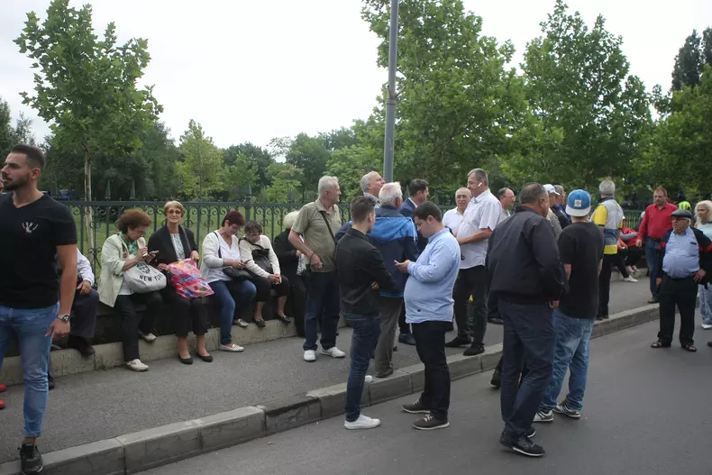 Susținători PSD în fața Palatului Parlamentului