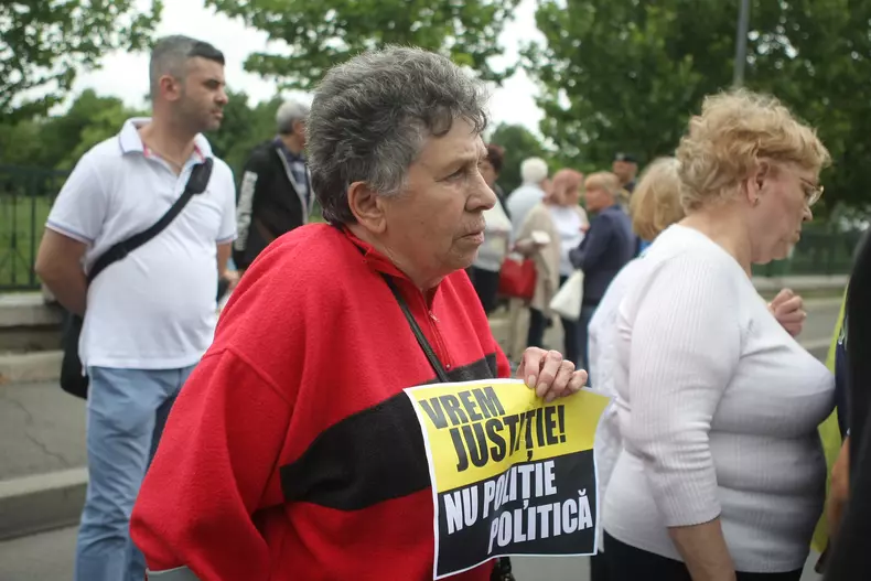 Susținători PSD în fața Palatului Parlamentului