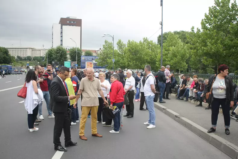 Susținători PSD în fața Palatului Parlamentului